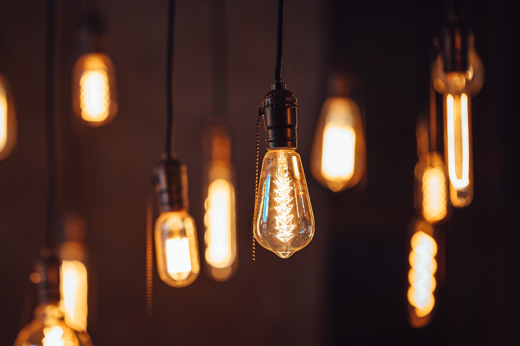 retro-lamps-hanging-ceiling-modern-house-cafe